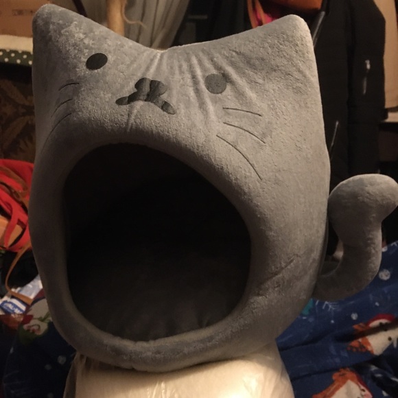 “Cat”Themed Cat bed Brand new in bag Grey with cat face and Tail size Medium - Picture 5 of 7